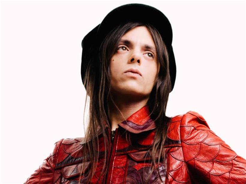 Porträt von Lucio Corsi, Sänger und Liedermacher, bekannt für seine poetischen Fabeln und italienische Musik