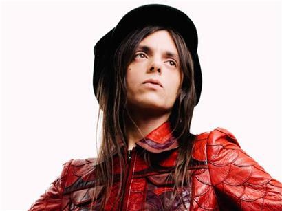 Porträt von Lucio Corsi, Sänger und Liedermacher, bekannt für seine poetischen Fabeln und italienische Musik