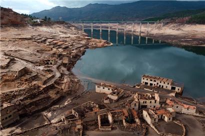 Luftaufnahme der Ruinen des Dörfchens Aceredo, das wegen des Wassermangels und der Trockenheit wieder aus der Talsperre Alto Lindoso aufgetaucht ist
