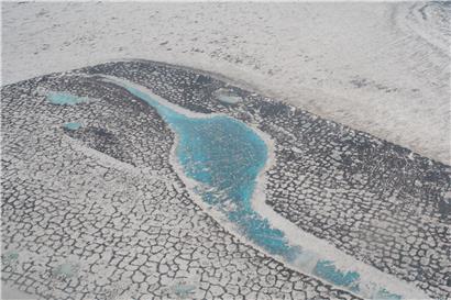 Luftaufnahme der russischen Tundra im Lena-Delta, das das typische Muster der Permafrostgebiete zeigt
