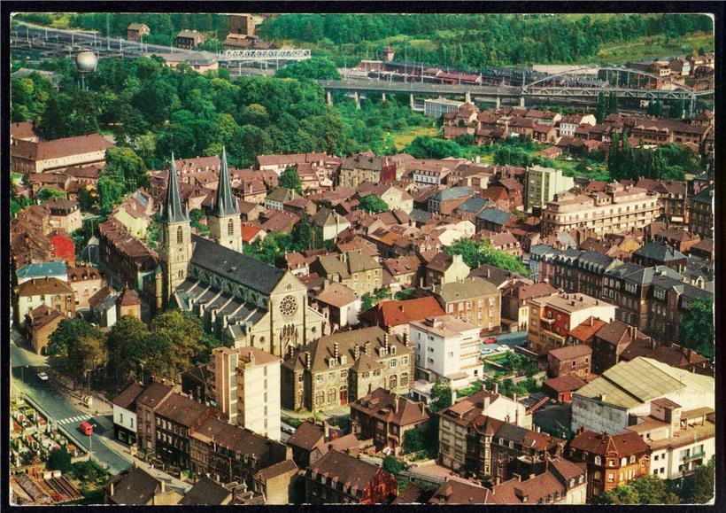Luftaufnahme des Viertels um die Josephskirche mit Pfarrhaus, Vereinshaus und Mädchenschule. Postkarte um 1970
