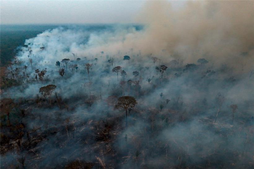 Luftaufnahme eines illegalen Brandes im Amazonas-Regenwald am Ufer der BR-230 (Transamazonica-Autobahn) in der Nähe der Stadt Labrea im Bundesstaat Amazonas im Norden Brasiliens
