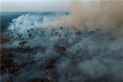 Luftaufnahme eines illegalen Brandes im Amazonas-Regenwald am Ufer der BR-230 (Transamazonica-Autobahn) in der Nähe der Stadt Labrea im Bundesstaat Amazonas im Norden Brasiliens

