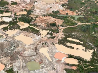 Luftaufnahme von abgeholzten Flächen und illegalem Goldabbau in einem Gebiet des Kayapo-Volkes
