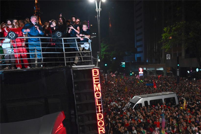 Luiz Inacio Lula da Silva hält eine Rede vor Anhängern auf der Avenida Paulista, nachdem er die Präsidentschaftsstichwahlen gewonnen hat
