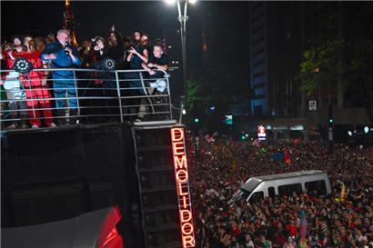 Luiz Inacio Lula da Silva hält eine Rede vor Anhängern auf der Avenida Paulista, nachdem er die Präsidentschaftsstichwahlen gewonnen hat
