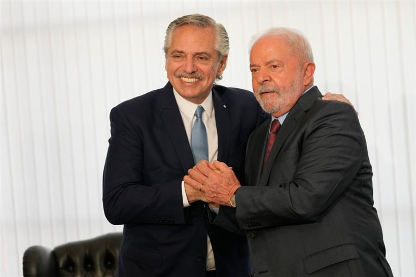 Luiz Inacio Lula (r), Präsident von Brasilien, und Alberto Fernandez, Präsident von Argentinien
