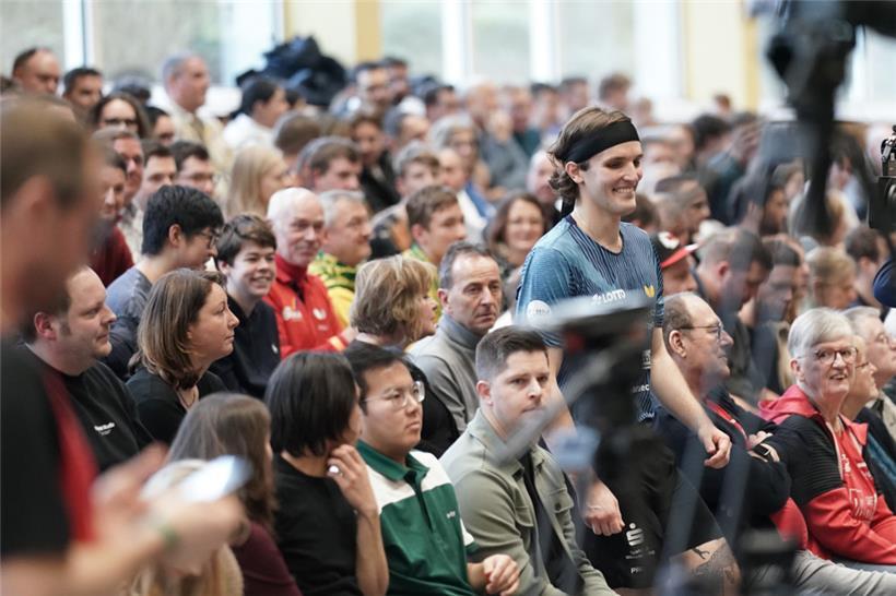 Luka Mladenovic in der Menge nach seinem Sieg gegen Darko Jorgic, Nr. 11 der Wel...