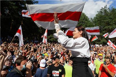 Lukaschenko hat sie unterschätzt: Swetlana Tichanowskaja hat anstelle ihres vom Diktator aus dem Weg geräumten Ehemannes Sergej Tichanowski ihre Kandidatur für die Präsidentschaftswahlen gestellt und hat jetzt großen Erfolg
