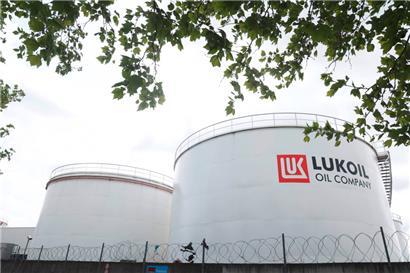 Lukoil-Tanks in Brüssel: Der russische Ölkonzern produziert zwei Prozent des weltweiten Rohöls

