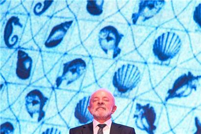 Lula da Silva während der Verleihung des Ordens für kulturelle Verdienste, der höchsten öffentlichen Auszeichnung im brasilianischen Kultursektor, vor dem modernistischen Gustavo-Capanema-Palastgebäude, das am 20. Mai in Rio de Janeiro wiedereröffnet wurde
