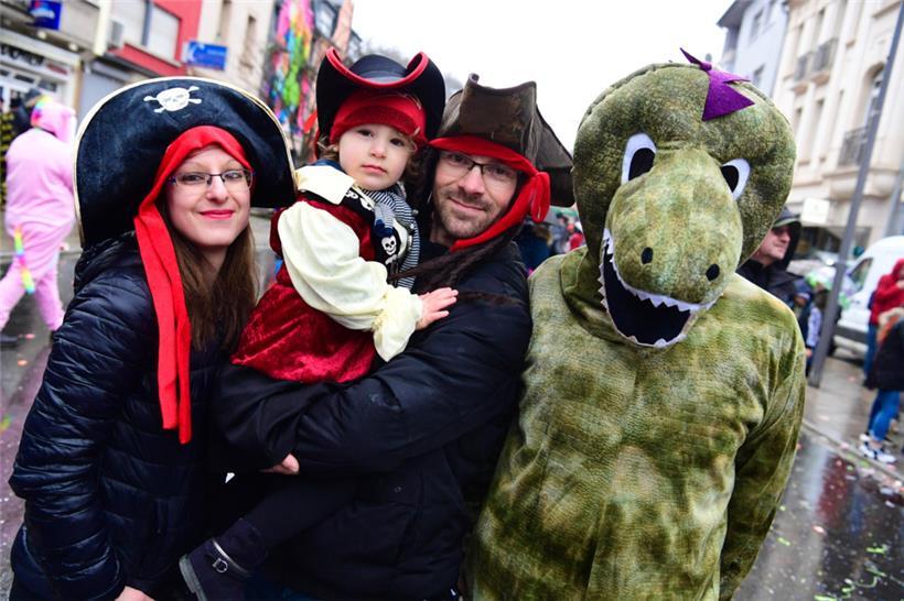 Lustige Kostüme, gerne auch mit den Familienmitgliedern abgestimmt, gehören bei ...