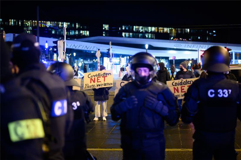 Luxembourg-ville, marche blanche antivax, anti restrictions 14.02.2022
