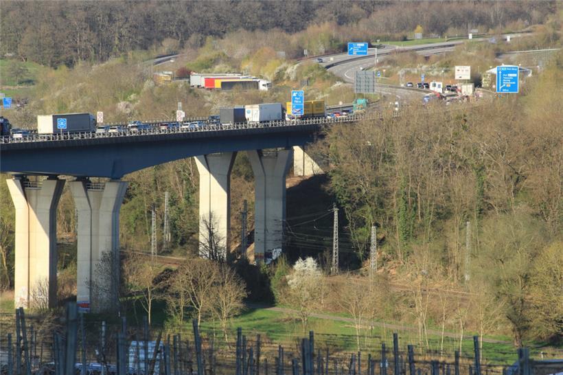 Luxemburg, Schengen: Stau auf der Moselbrücke
