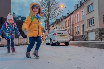 Luxemburg-Stadt eingehüllt in einer dünnen Schneedecke lässt Kinderaugen strahlen
