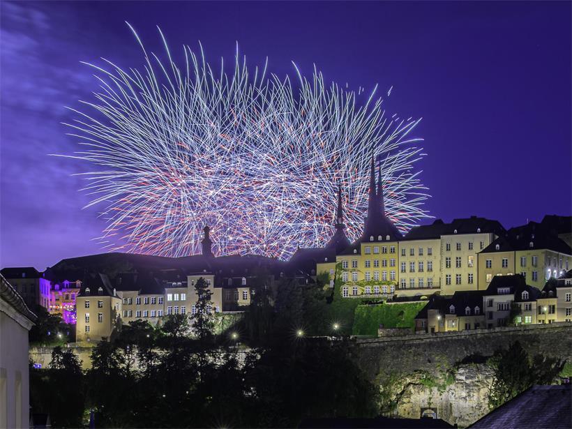 Feuerwerk über der erleuchteten Hauptstadt 2025 bei Nacht, festliche Stimmung und Stadtbeleuchtung sichtbar