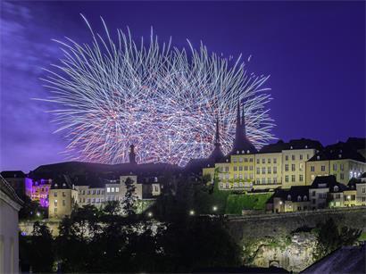 Feuerwerk über der erleuchteten Hauptstadt 2025 bei Nacht, festliche Stimmung und Stadtbeleuchtung sichtbar