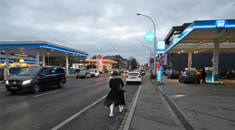 Luxemburg, Tankstellen-Land: Die Zapfsäulen – wie hier in Luxemburg-Stadt – werden wohl noch eine Weile gebraucht. 
