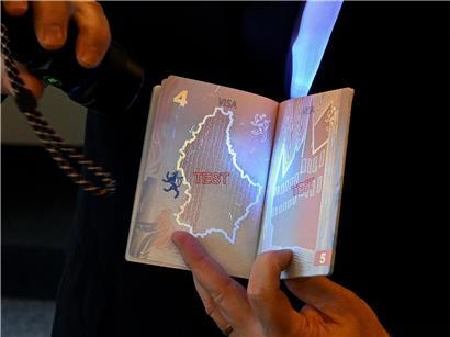 Moderner neuer Reisepass von Luxemburg ab Montag erhältlich, offizielles Reisedokument mit aktualisiertem Design und Sicherheitsmerkmalen