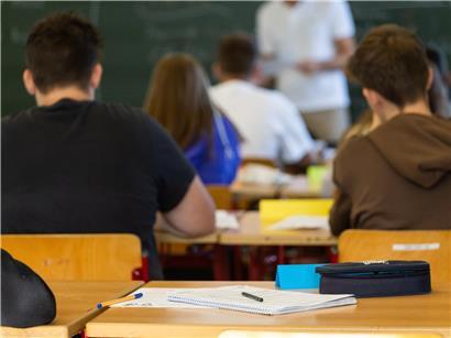 Schulpflichtige Kinder in Luxemburg lernen in überfüllten Klassenzimmern, Platzmangel verlangt mehr Schulraum und Infrastruktur