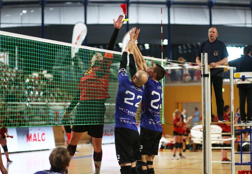 Luxemburg (in Blau) besiegte Belgien mit 2:0
