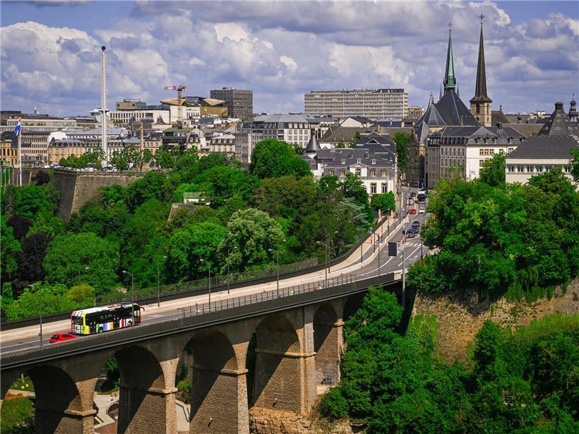 Glückliche Fachkräfte in Luxemburg genießen hohe Gehälter und attraktive Arbeitsbedingungen im Finanzzentrum Europas