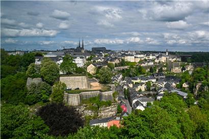 Luxemburg Skyline mit friedlichem Stadtbild trotz globaler Kriegsfolgen im Iran und internationaler Konflikte