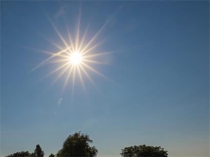 Luxemburg im Sommer mit steigenden Temperaturen und Hitze, Menschen leiden unter starker Hitze und Schwitzen