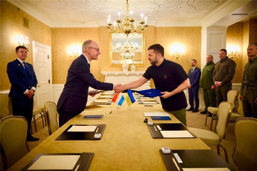 Luxemburg und die Ukraine im Sommer dieses Jahres bei der Unterzeichnung eines b...