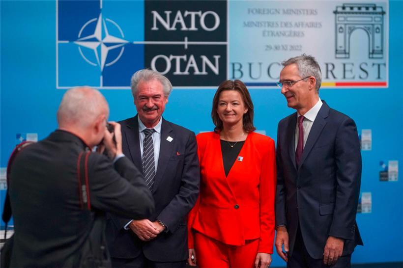 Luxemburg war durch Jean Asselborn beim NATO-Außenministertreffen in Bukarest vertreten, der sich hier mit seiner slowenischen Amtskollegin Tanja Fajon und NATO-Generalsekretär Jens Stoltenberg ablichten lässt
