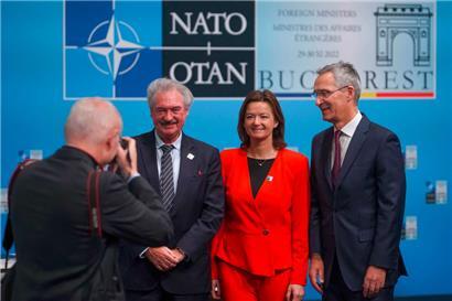 Luxemburg war durch Jean Asselborn beim NATO-Außenministertreffen in Bukarest vertreten, der sich hier mit seiner slowenischen Amtskollegin Tanja Fajon und NATO-Generalsekretär Jens Stoltenberg ablichten lässt
