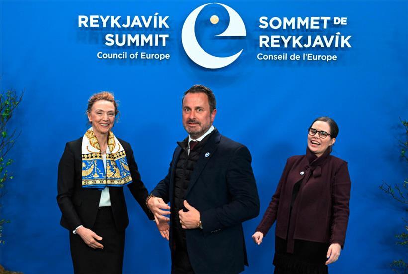 Luxemburg war mit Premierminister Xavier Bettel in Reykjavik vertreten, der von der Generalsekretärin des Europarates, Marija Pejcinovic Buric (l.), und der isländischen Premierministerin Katrin Jakobsdottir empfangen wurde

