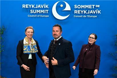 Luxemburg war mit Premierminister Xavier Bettel in Reykjavik vertreten, der von der Generalsekretärin des Europarates, Marija Pejcinovic Buric (l.), und der isländischen Premierministerin Katrin Jakobsdottir empfangen wurde
