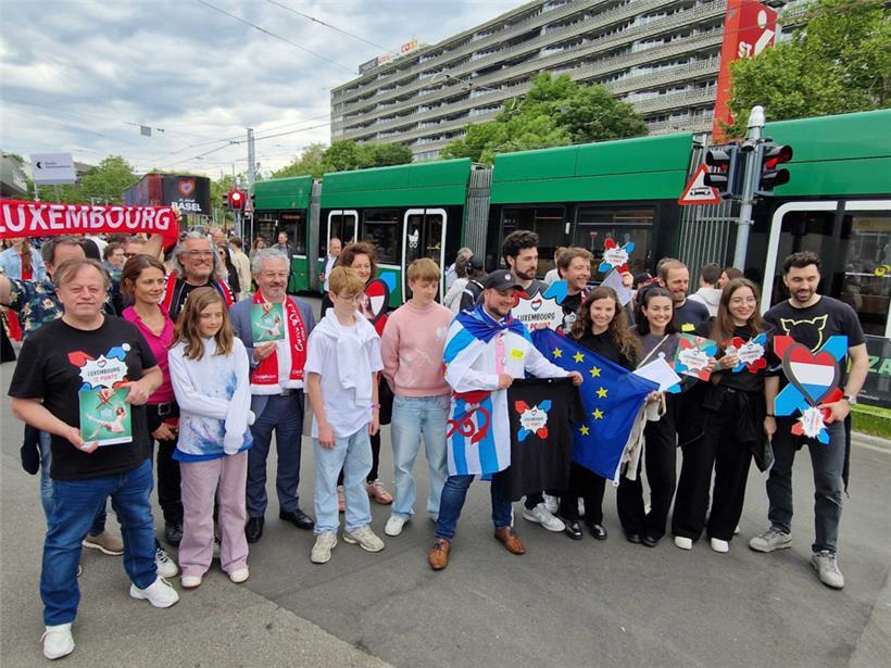 Luxemburger Fans vor der Arena
