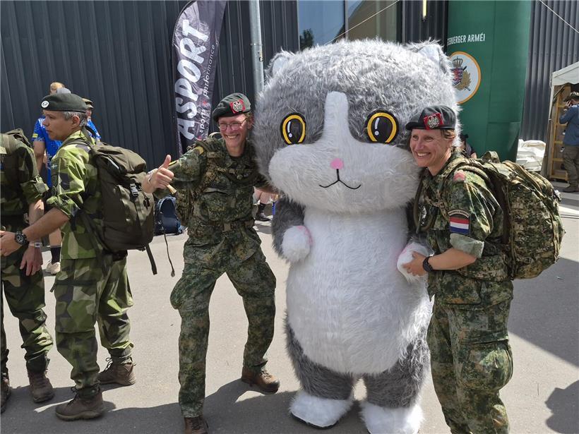 Luxemburger Soldaten fotografieren am Ziel in Diekirch mit einem fröhlichen Maskottchen