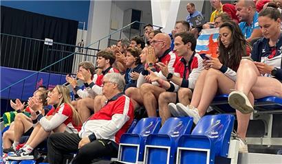 Luxemburgische Karatekas, Tischtennisspieler, Fechter und COSL-Vertreter feuern hier Sarah De Nutte an
