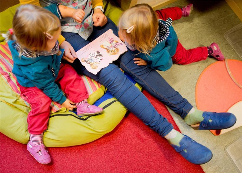 Luxemburgs Ausbildung für Erzieherinnen und Erzieher soll laut Bildungsminister Claude Meisch (DP) erweitert werden – die drei CGFP-Gewerkschaften ALEE, SPEBS und SLEG kritisieren die Art der Umsetzung dieser Pläne
