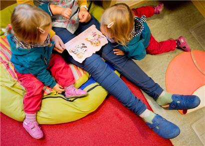 Luxemburgs Ausbildung für Erzieherinnen und Erzieher soll laut Bildungsminister Claude Meisch (DP) erweitert werden – die drei CGFP-Gewerkschaften ALEE, SPEBS und SLEG kritisieren die Art der Umsetzung dieser Pläne
