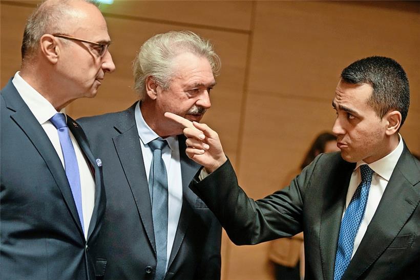 Luxemburgs Außenminister Jean Asselborn (M.) im Gespräch mit seinem italienischen Amtskollegen Luigi Di Maio (r.) und dem kroatischen Außenminister Gordan Grlic Radman (l.) im EU-Ratsgebäude auf Kirchberg

