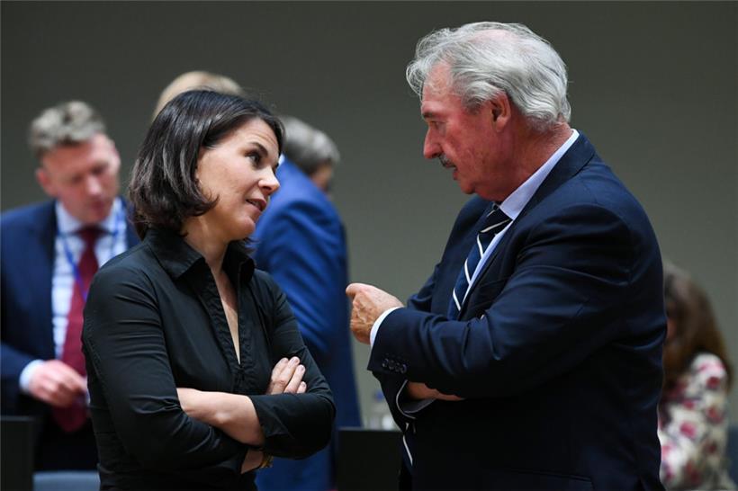 Luxemburgs Außenminister Jean Asselborn im Gespräch mit seiner deutschen Amtskollegin Annalena Baerbock gestern in Brüssel
