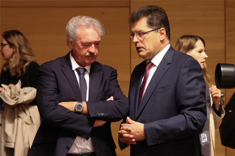 Luxemburgs Außenminister Jean Asselborn im Gespräch mit dem EU-Kommissar für humanitäre Hilfe und Krisenschutz, Janez Lenarcic, vor der Ratstagung in Luxemburg

