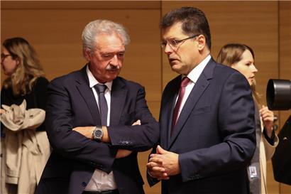 Luxemburgs Außenminister Jean Asselborn im Gespräch mit dem EU-Kommissar für humanitäre Hilfe und Krisenschutz, Janez Lenarcic, vor der Ratstagung in Luxemburg
