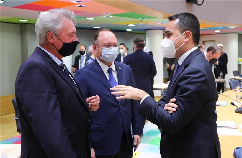 Luxemburgs Außenminister Jean Asselborn im Gespräch mit seinen Amtskollegen Bogdan Aurescu aus Rumänien und Luigi Di Maio (r.) aus Italien
