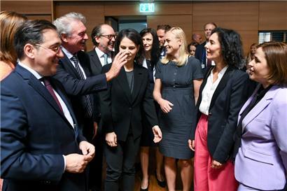 Luxemburgs Außenminister Jean Asselborn im Kreis einiger Amtskolleginnen gestern auf Kirchberg

