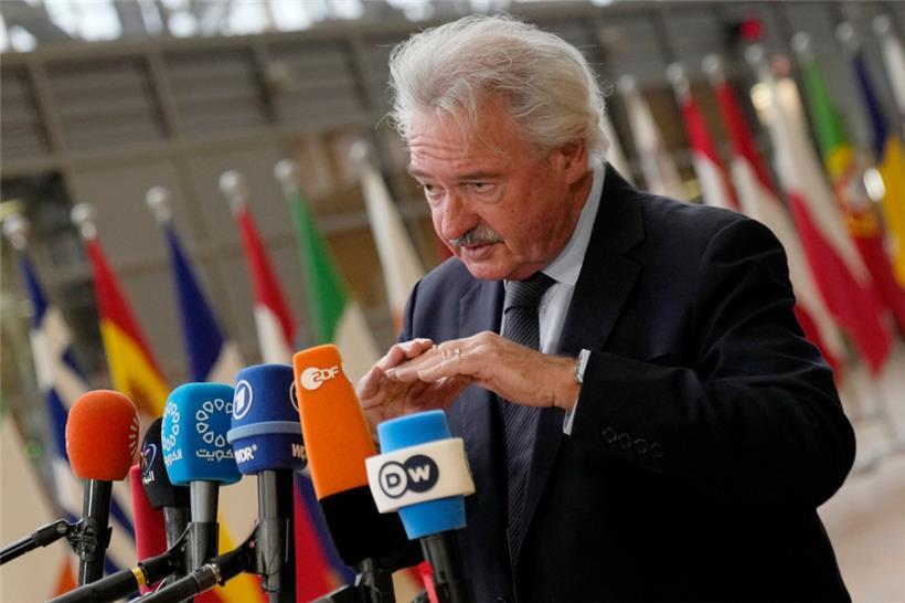 Luxemburgs Außenminister Jean Asselborn spricht mit Journalisten, als er zu einem Treffen der EU-Außenminister im Gebäude des Europäischen Rates eintrifft
