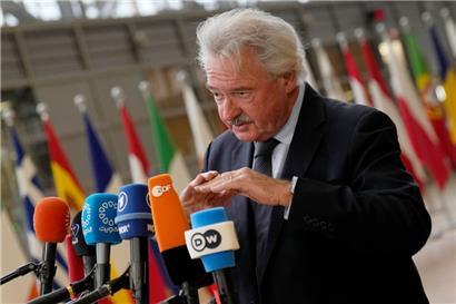 Luxemburgs Außenminister Jean Asselborn spricht mit Journalisten, als er zu einem Treffen der EU-Außenminister im Gebäude des Europäischen Rates eintrifft
