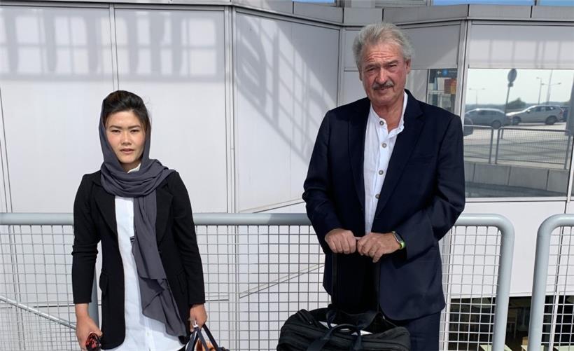 Luxemburgs Außenminister Jean Asselborn traf die junge Afghanin am Donnerstag in Budapest am Flughafen
