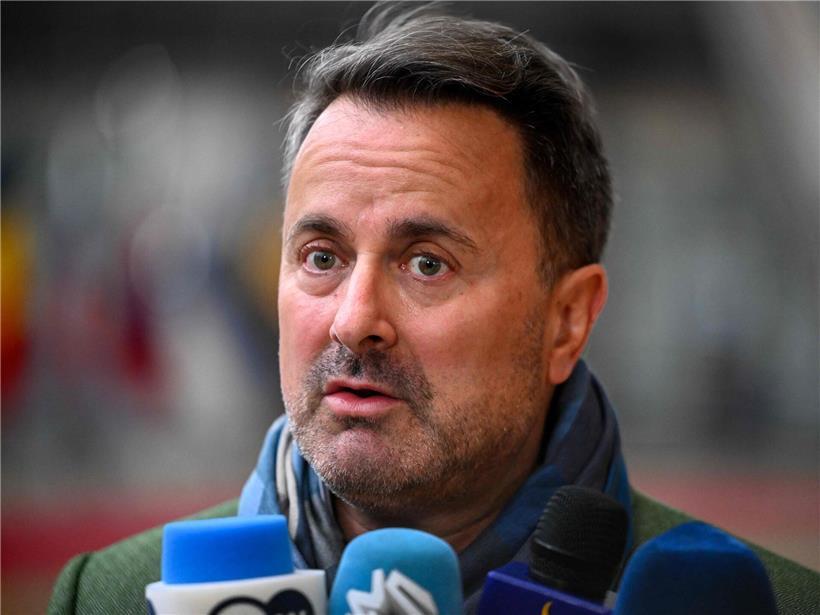 Luxemburgs Außenminister Xavier Bettel bei einer internationalen Konferenz im Anzug und mit Mikrofon