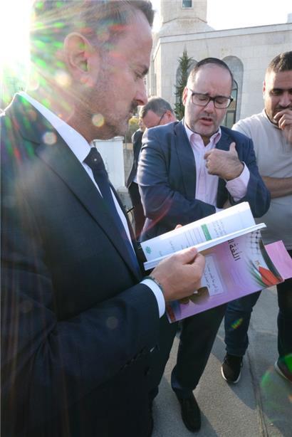 Luxemburgs Außenminister Xavier Bettel konfrontierte sowohl die UNRWA als auch die palästinensische Autonomiebehörde mit Schulmaterial, das gegen die Neutralitätspflicht verstoßen haben soll
