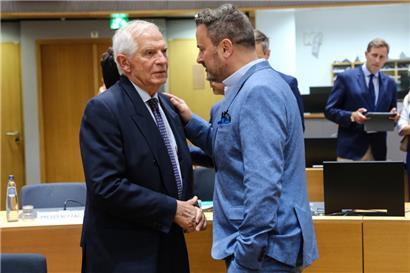 Luxemburgs Außenminister Xavier Bettel (r.) hält nicht viel vom Vorschlag des EU-Außenbeauftragten Josep Borrell (l.), ein informelles Treffen der EU-Außenminister in Ungarn zu boykottieren
